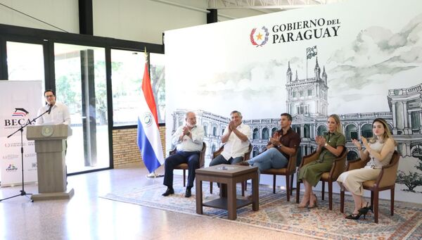 Gobierno lanza 5.000 becas para promover la equidad y el acceso inclusivo a la educación