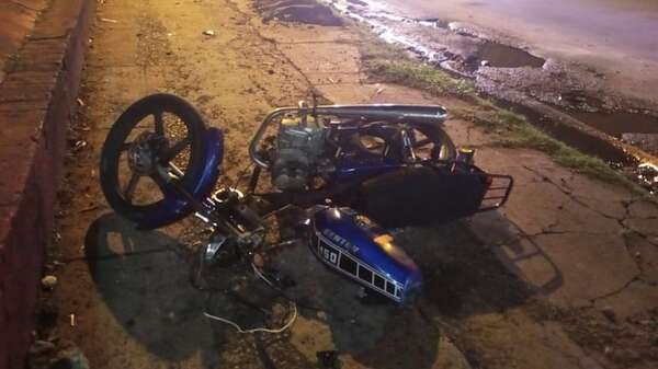 Motociclista pierde la vida tras impactar contra una columna en Asunción - Policiales - ABC Color