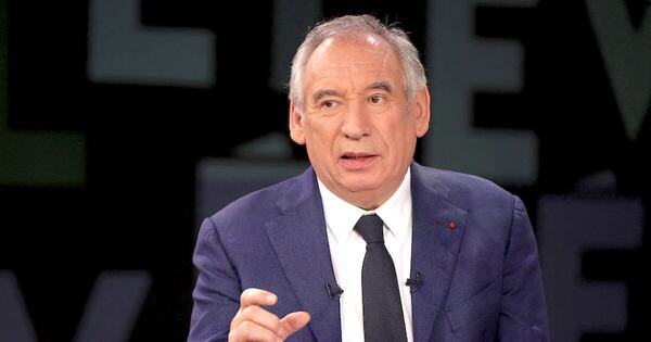 La Nación / Bayrou espera ser parte del Gobierno