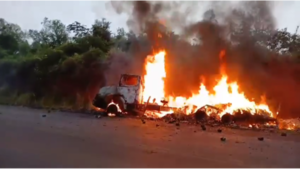 CAMIÓN ARDIÓ EN LLAMAS MIENTRAS CIRCULABA