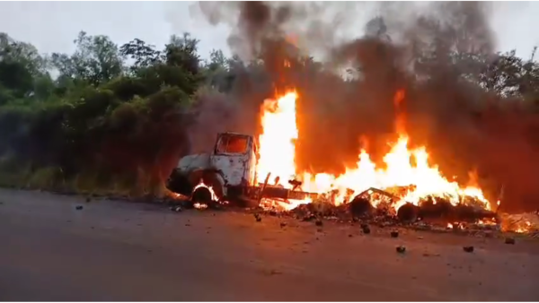 CAMIÓN ARDIÓ EN LLAMAS MIENTRAS CIRCULABA