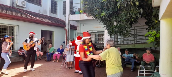 Con música, regalos y emociones, celebran la navidad en el Hogar Santa María