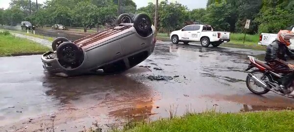 Triple choque y vuelco sobre la avenida Bertoni en Encarnación