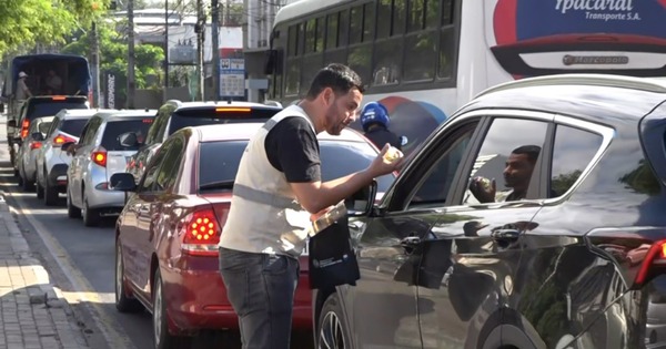 Nervios en el tránsito: Lanzan campaña "Eñecalmá" y entregan pelotitas antiestrés - trece