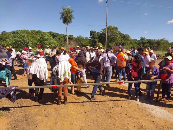 Pobladores exigen a una empresa constructora la terminación de obras complementarias - Nacionales - ABC Color