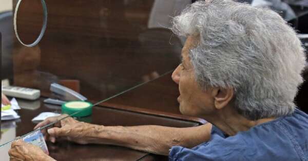 Diario HOY | No puede cobrar su pensión porque sistema la registra como muerta