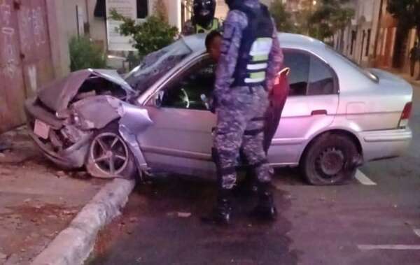 Víctima de doble desidia: chocó a causa de bache y esperó largo tiempo a ambulancia - Policiales - ABC Color