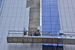 “Elefante blanco” del Puerto: Comenzaron a reparar el revestimiento dañado de edificio - Economía - ABC Color
