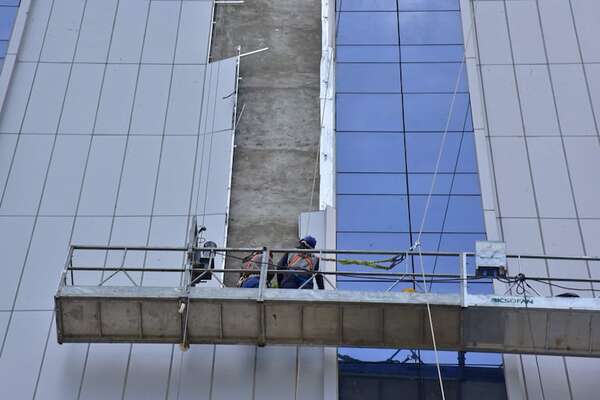 “Elefante blanco” del Puerto: Comenzaron a reparar el revestimiento dañado de edificio - Economía - ABC Color