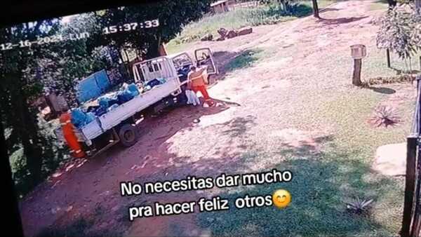 Recolector recibió canasta navideña y festejó con bailecito