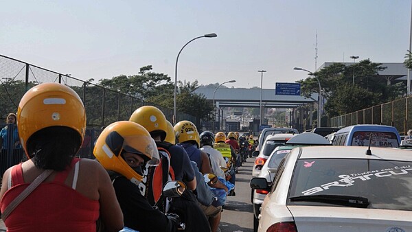 Más de 400 motocicletas cayeron en el Puente de la Amistad por contrabando