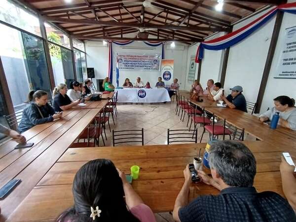 Centrales obreras buscan fusionarse para hacer frente a los “atropellos” del gobierno - Política - ABC Color