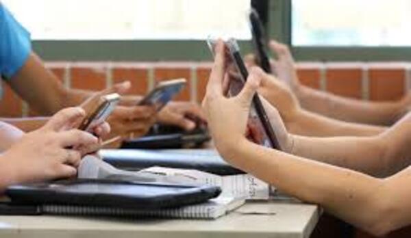 En Brasil, por Ley, se prohibió el uso de los celulares en primaria y secundaria