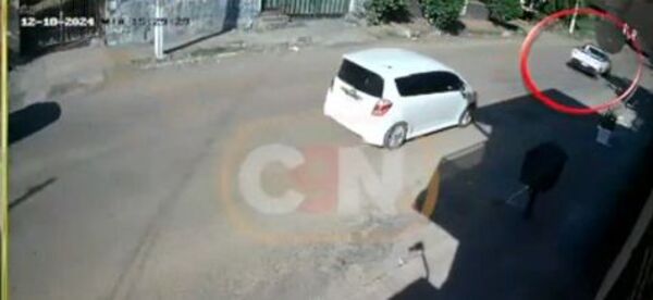 Peloterito se salvó de un depravado: Lo manoseó en su vehículo y huyó para denunciarlo