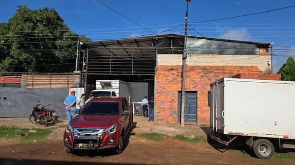 Allanan depósito de conocida pizzería en San Lorenzo con productos de contrabando - Nacionales - ABC Color