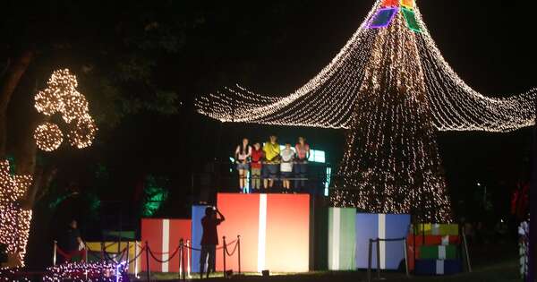 La Nación / Villa Navideña de Itaipú: la gente celebró con luces y música el espíritu decembrino
