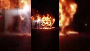 Video: un incendio consume por completo un ómnibus en Fernando de la Mora  - Policiales - ABC Color