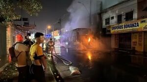 Un bus del transporte público se incendia y afecta a un comercio