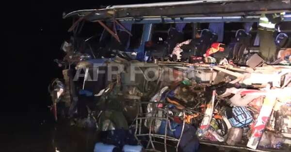 La Nación / Bolivia: choque entre camión y bus de pasajeros deja 13 muertos