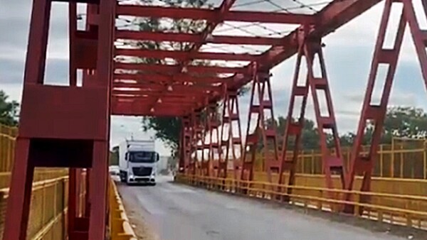 Convoy de 75 camiones pretendió ingresar sin pagar por la carga