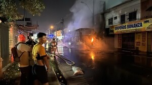 Incendio consume bus y afecta local comercial en Fernando de la Mora - 1000 Noticias