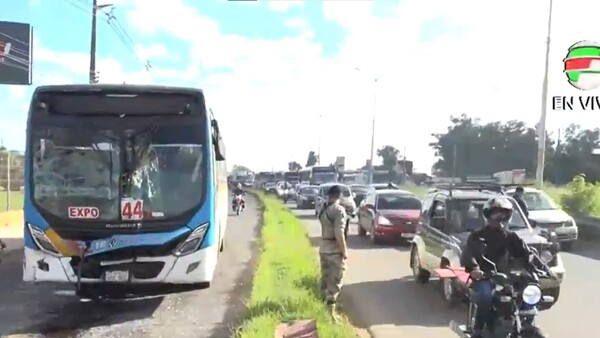 Choque entre buses en Limpio deja 20 heridos