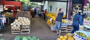 La Feria Municipal de Encarnación ofrece una amplia variedad de frutas nacionales para esta Navidad