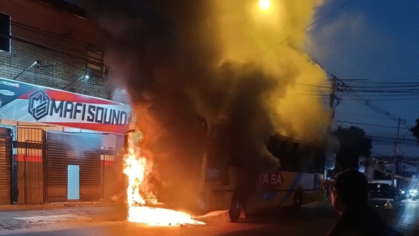 Incendio Afecta a Colectivo y Comercio en Fernando de la Mora