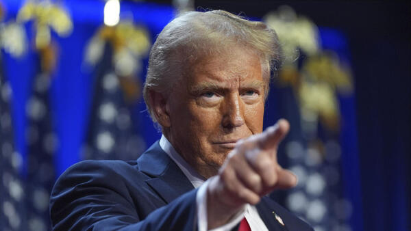 Trump exige a la UE compras "a gran escala" de petróleo y gas a EE.UU para evitar aranceles - 1000 Noticias