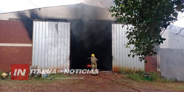 INCENDIO CONSUMIÓ UN TINGLADO EN EL VERTEDERO DE PIRAPÓ - Itapúa Noticias