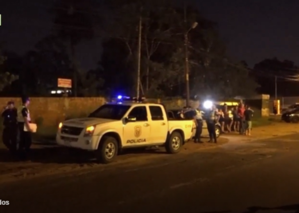 Dos heridos graves tras choque entre motocicleta y auto en Lambaré