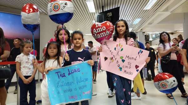 Emotivo rencuentro en el aeropuerto: paraguayos retornan para fiestas de fin de año - Nacionales - ABC Color