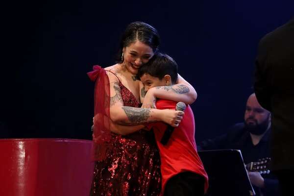 La emoción de Andrea Valobra tras cantar con su hijo en el Teatro Municipal de Asunción - Gente - ABC Color