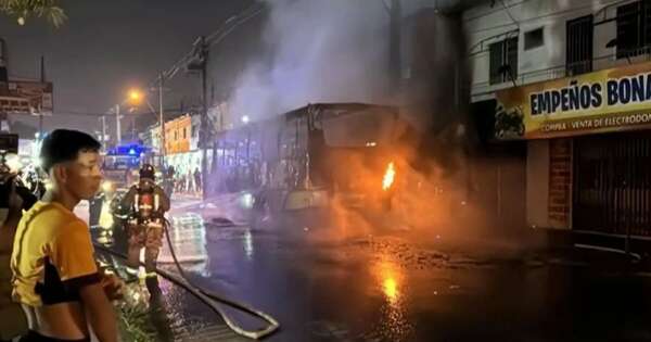 La Nación / Bus se incendió y afectó local comercial, además dejó sin luz a varias casas