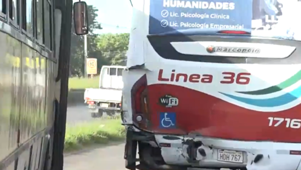 Limpio: 20 heridos tras choque entre buses