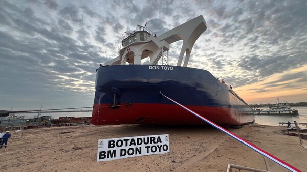 La botadura de Don Toyo, "el buque más grande de la hidrovía" - 1000 Noticias