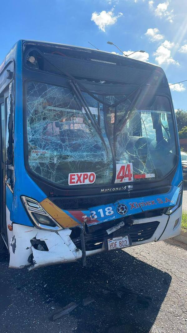 Choque entre buses deja al menos 20 heridos en Limpio - trece
