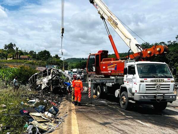 Al menos 22 muertos en choque e incendio de bus en Brasil - Mundo - ABC Color