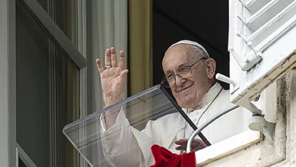 El Papa no se asomará a la ventana por el ángelus para curarse de un resfriado antes de Navidad