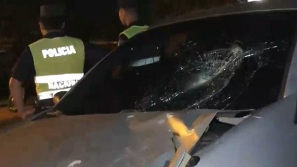 Motociclistas resultan gravemente heridos tras choque con automóvil en Lambaré