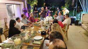 Peña le “nombra” a Bachi como presidente de República en una cena de confraternidad - Política - ABC Color