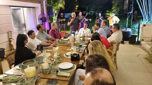 Peña le “nombra” a Bachi como presidente de República en una cena de confraternidad - Política - ABC Color