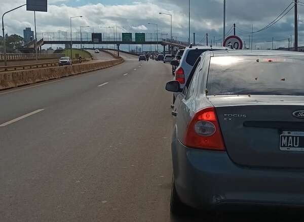 Video: kilométrica fila para cruzar a Encarnación desde Posadas por el puente - Economía - ABC Color