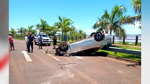 Carmen del Paraná: Automóvil volcó, pero conductor resultó ileso