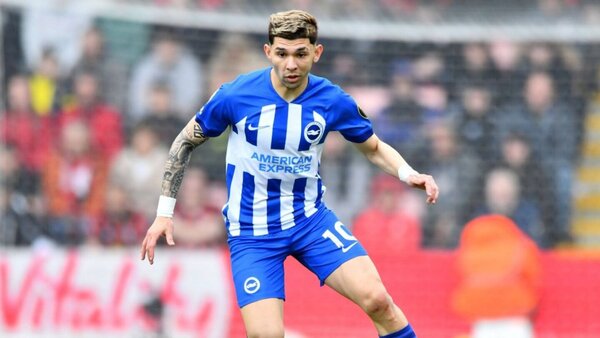 Julio Enciso, con activa participación en el empate del Brighton