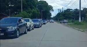 Video: kilométrica fila de vehículos en Clorinda y argentinos dicen que Formosa “se muda” a Asunción - Nacionales - ABC Color