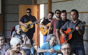 Artistas llevan serenata navideña a adultos mayores •