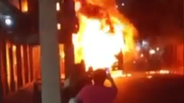 Colectivo arde en llamas en Fernando de la Mora - SNT