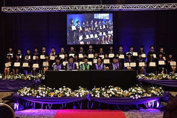 Universidad Privada del Este graduó a 36 flamantes médicos - ABC Revista - ABC Color