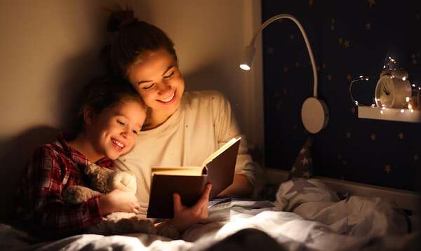 ¿El celular o un libro? - ABC Revista - ABC Color